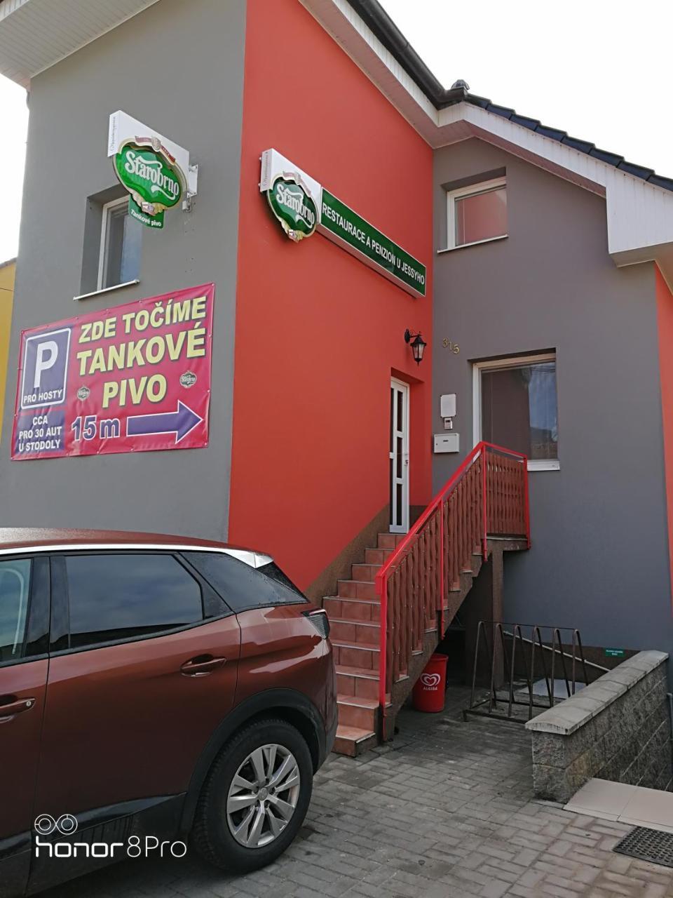 Restaurace A Penzion U Jessyho بيرناي المظهر الخارجي الصورة