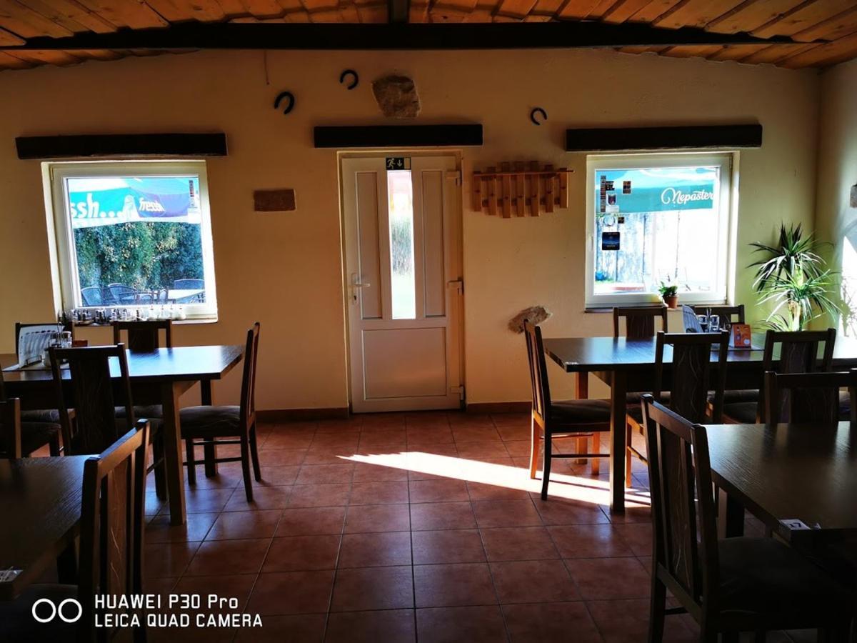 Restaurace A Penzion U Jessyho بيرناي المظهر الخارجي الصورة